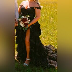 Beautiful prom dress worn once with excellent condition 
Size 14-16 XL